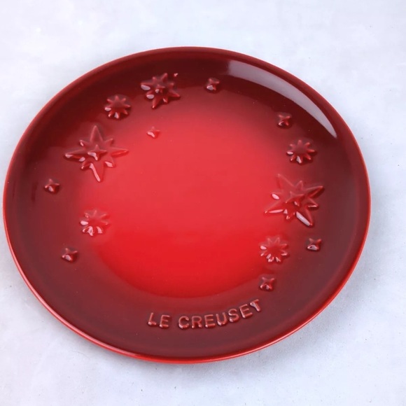 NEW Le Creuset Red Cerisse Star Relief Plate - Picture 2 of 10